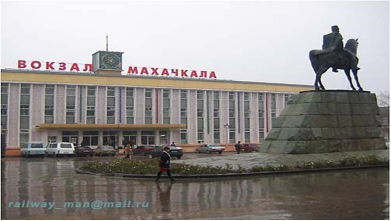 Махачкала. Вокзал и памятник Махачу Дахадаеву