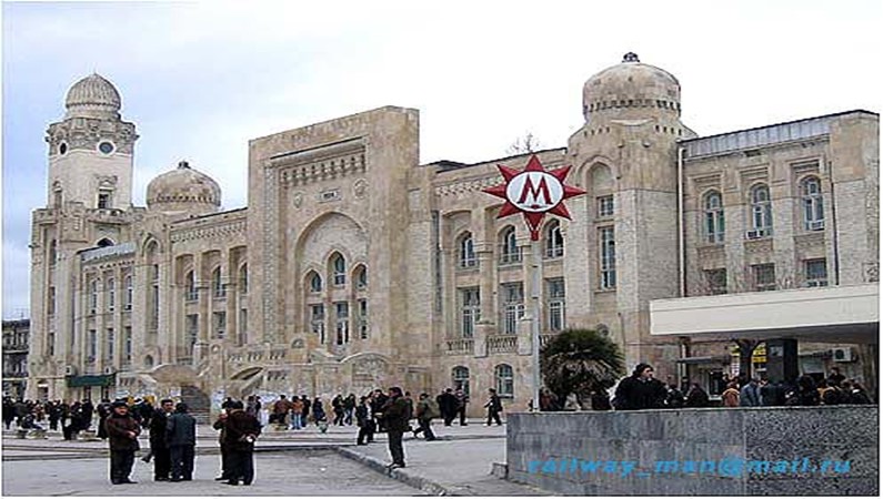 Баку. Эмблема бакинского метро и Сабунчинский вокзал, построенный к пуску первого в СССР электропоезда в 1926 году