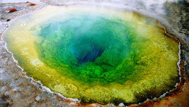 «Глаз Земли»

Один из самых удивительных горячих источников в парке Йеллоустоун - «Morning Glory».