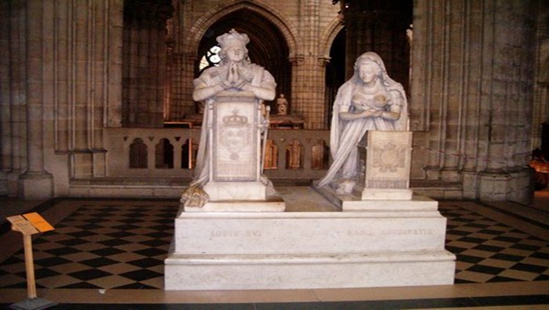 Памятник на могиле казненных короля Людовика XVI и королевы Марии Антуанетты в соборе Сен-Дени, пригород Парижа, Франция.
