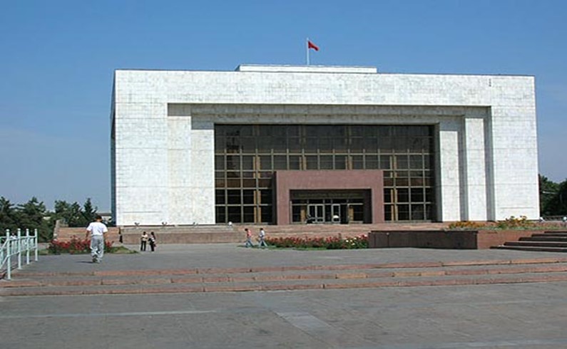 Красный флаг над зданием Музея истории - это символ или ностальгия по советской реальности?