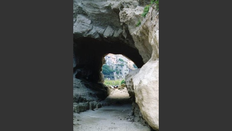 Туннель в скале, Тропеа, Калабрия