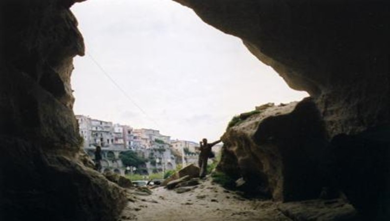 Вид на Тропеа из туннеля, Калабрия