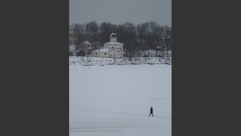 Псков. Церковь Климента Папы Римского. XIV-XV век.
На льду реки Великой можно увидеть не только пешеходов и лыжников, но и играющих в футбол.
