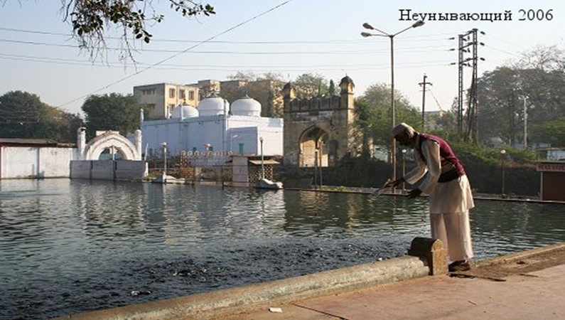 Аурангабад. Сторож мечети подкармливает рыб у Панчакки