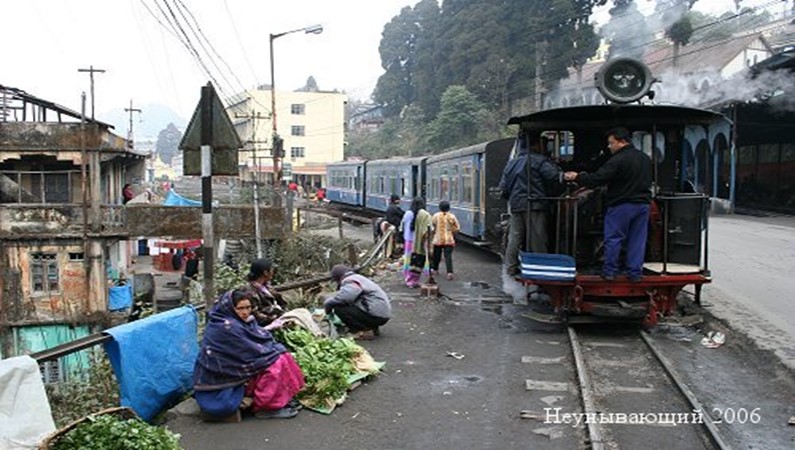 Дарджилинг.Базар...на рельсах Гималайской железной дороги 