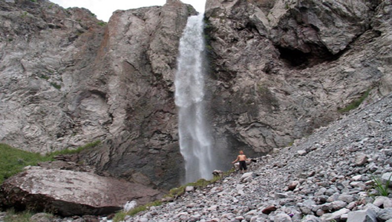 Водопад в ущельи реки Азау