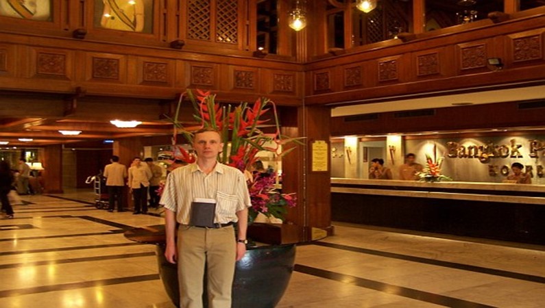 в холле отеля bangkok palace