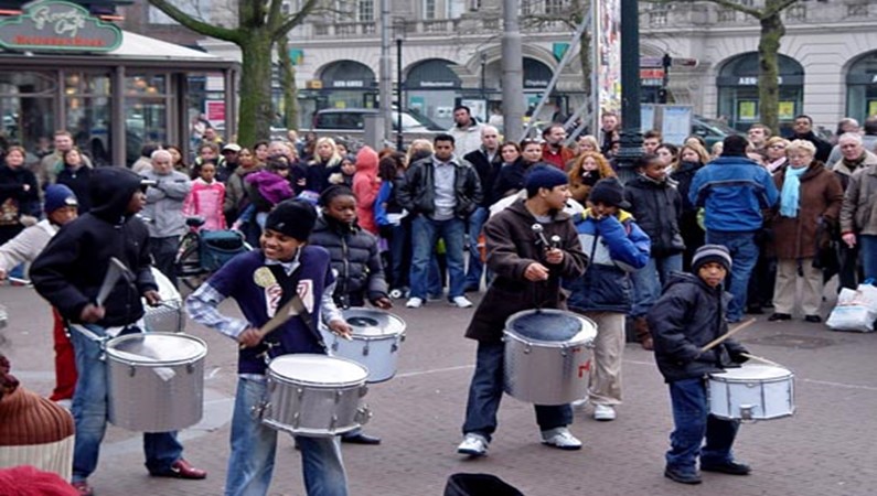 уличный перформанс - марширующие барабанщики. молодцы, ребята.