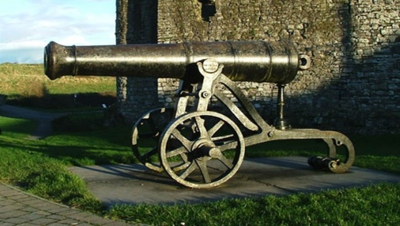 В Центре Ирландии есть город Трим, знаменит своей историей и один из них это крепость Трим. Так вот эту пушку подарил Пётр 1 этой крепости.Я на неё залазил и видил герб России.
