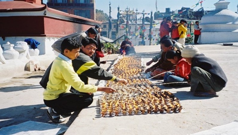Будданат. Местные жители совершают ритуал со свечами.