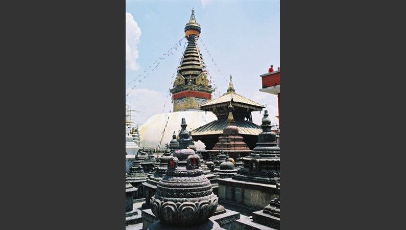 Сваямбунат - ступа объединяющая две религии - буддизм и индуизм.