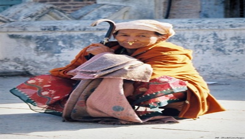 Сваямбунат. На фотографии запечатлена женщина, принадлежность которой к той или иной касте можно определить по золотым украшениям. Скорее всего, она живет в горах, а не в долине Катманду.    