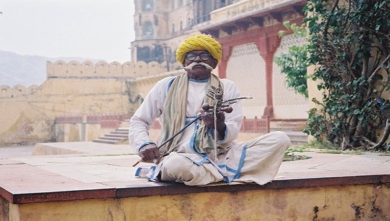 Джайпур. Форт Амбер, музыкант, играющий на ситаре...