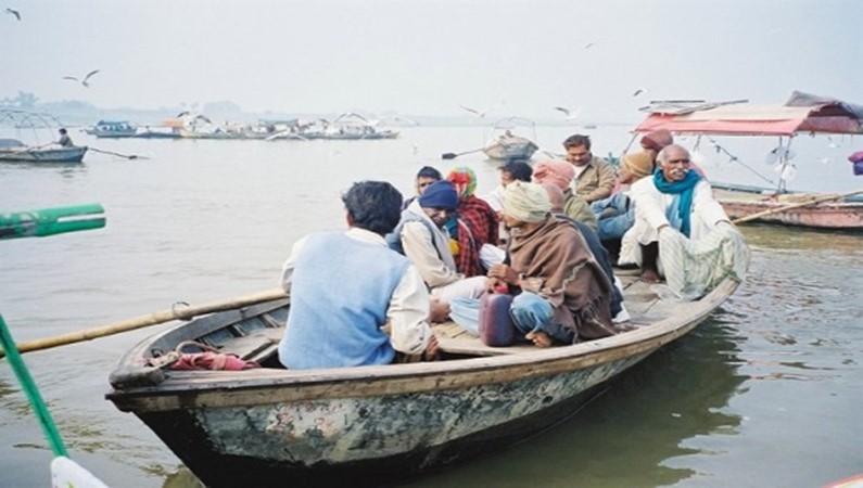 Аллахабад. После омовения, люди садятся в лодочки, которые отвезут их на берег...