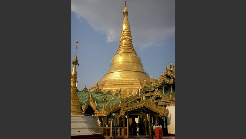Рангун - столица Мьянмы (Бирмы). Шведагон - одна из самых «сильных» буддистских ступ. Построена в полном соответствии с расположением планет.