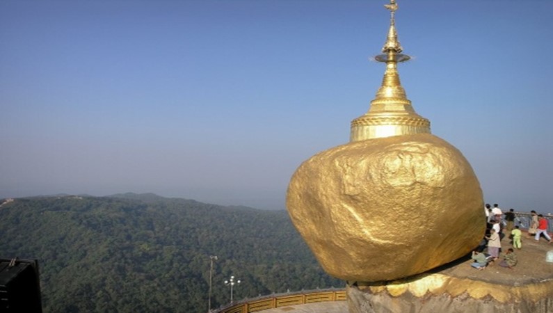Кияктио. Золотой камень - место поломничества буддистов. По законам физики, этот камень должен был бы давно упасть. Считается, что Будда его удерживает его от падения, зацепив его своим волосом.