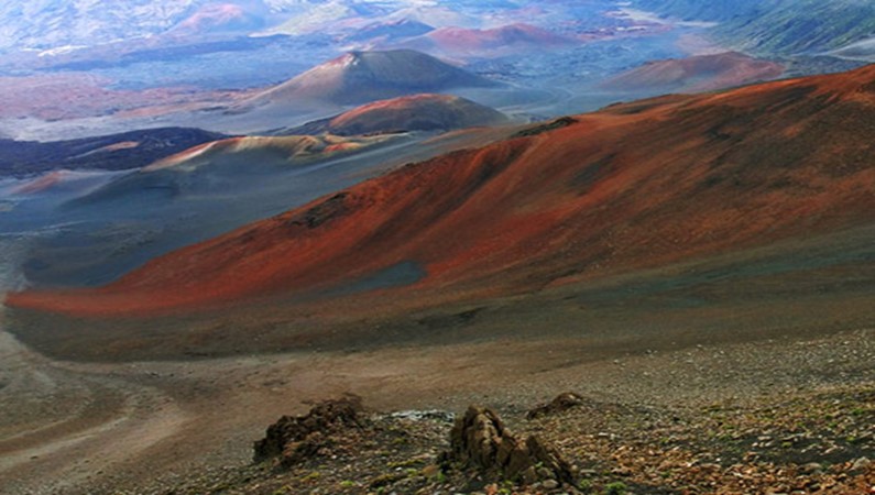 Разноцветные песчаные склоны в кратере вулкана Халеакала.Haleakala National Park.Центральная часть о. Мауи, Гавайи.