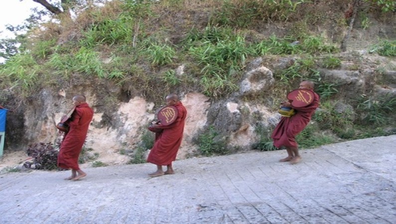 Мьянма. Кияктио. Священная дорога к Золотому камню. Здесь можно встретить и поломников, и монахов, и любопытствующих туристов...