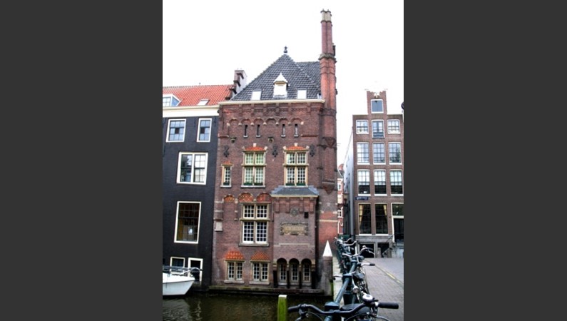 З акварталом Красных Фонарей. Амстердам
