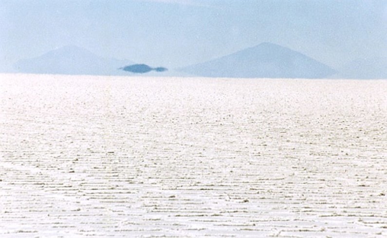 Парящий Остров Пескадо в соляной пустыне
