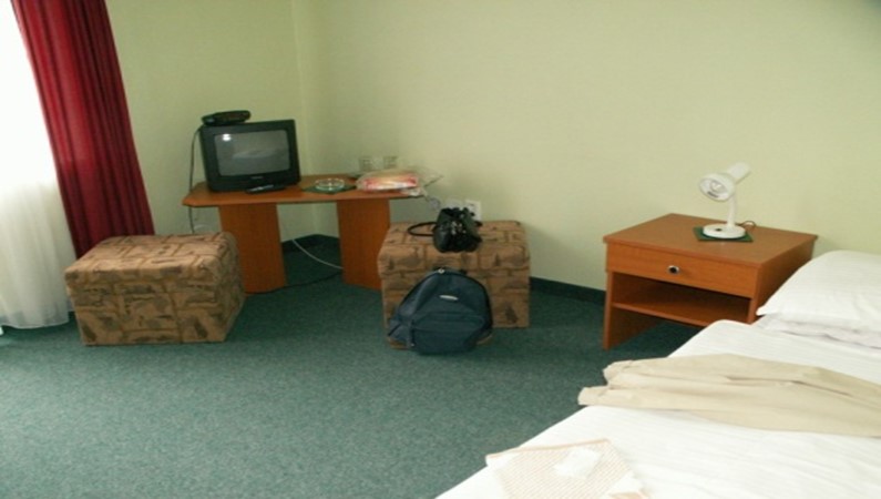 Вторая комната в блоке - побольше, вторая кровать - слева за углом