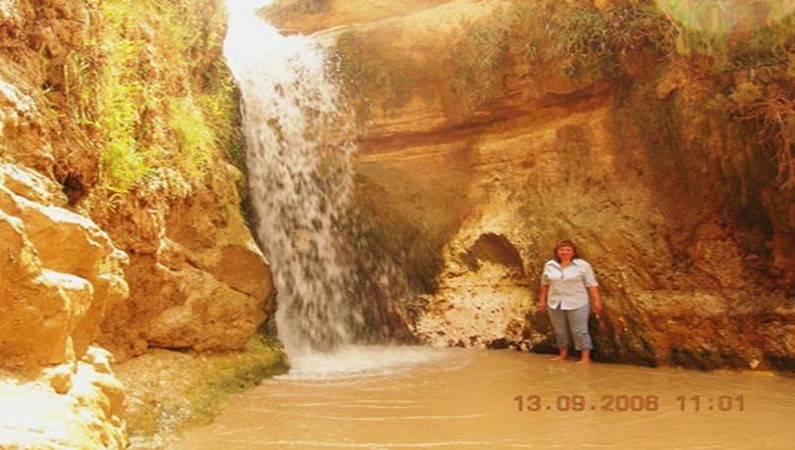 Водопад в горах пустыни Сахара