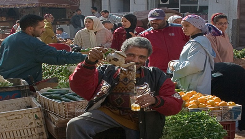 Рынок в Касабланке. Так наливают берберский чай!