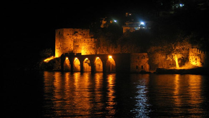 Крепость ночью