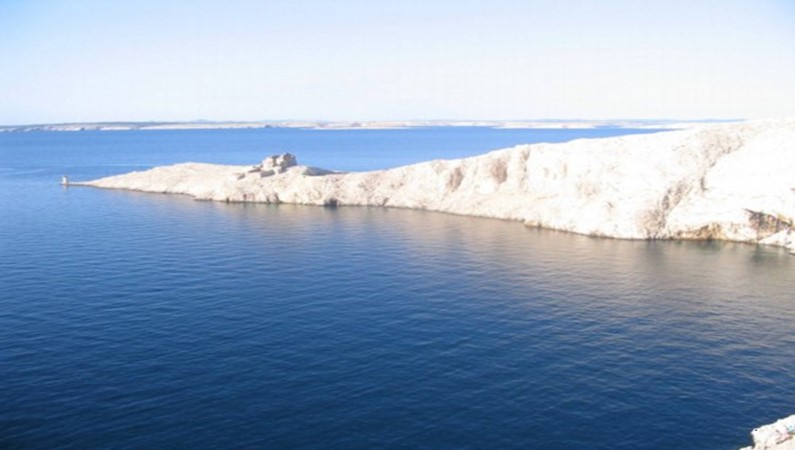 Ослепительно белые скалы на фоне синего моря. (о.Паг)