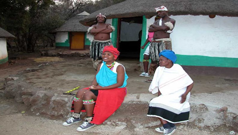 Жители африканской деревни развлекают туристов