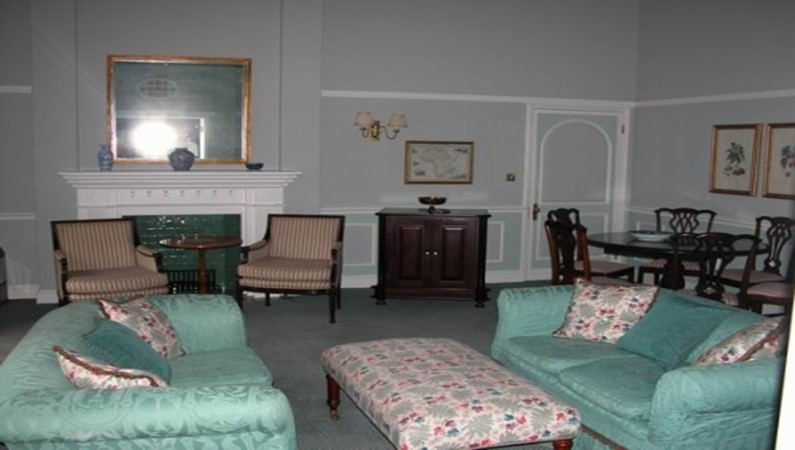Гостиная в королевском номере