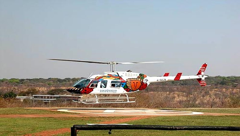 Вертолет, на котором катают над водопадом