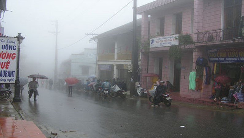 Пошли по улицам, на выход из города. Погода не понятная, то дождь, то сильный туман, ничего не видно.