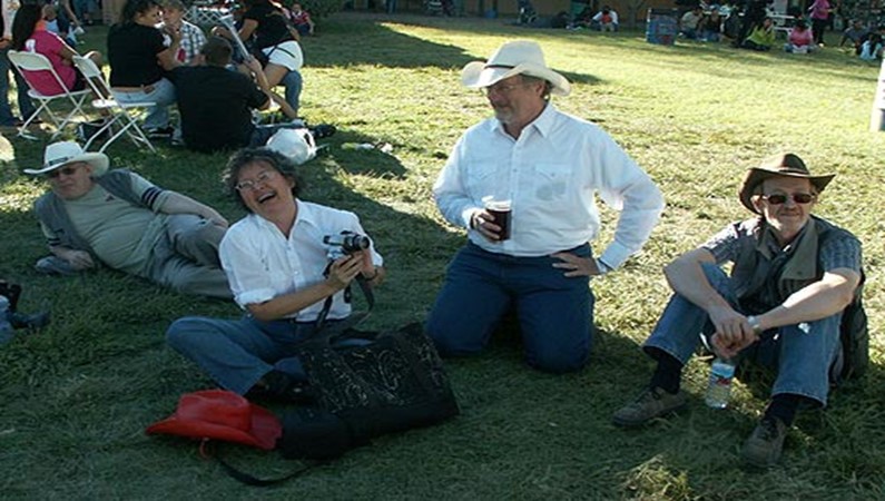 В испанское деревне народ слушает оркестр мексиканских музыкантов в традиционных собреро, лежа на травке и закусывая...