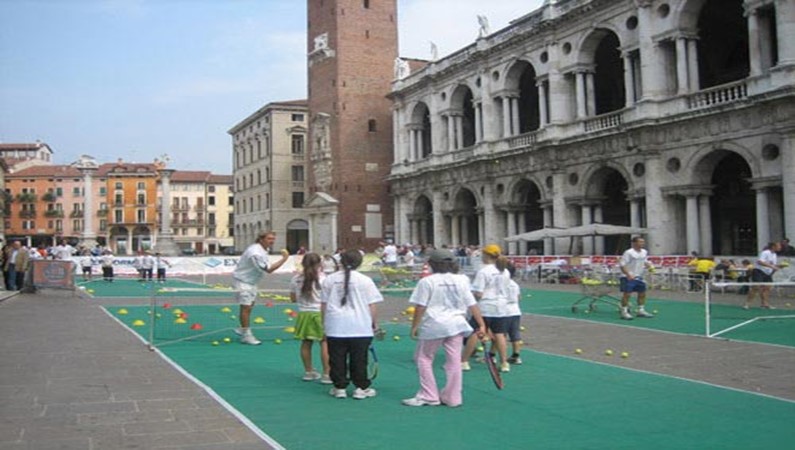 Виченца. Теннис с чемпионами на пьяцца dei Signori. Basilica Palladiana.