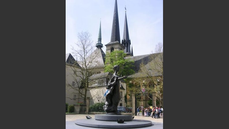 Нотр-Дам и памятник герцогине Шарлотте