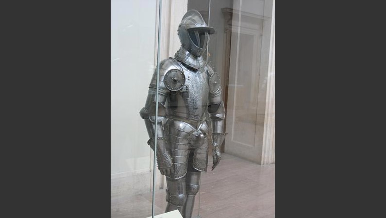 Необычные рыцарские доспехи представлены в экспозиции средневековья в Метрополитен музее Манхеттена.