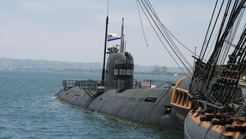 Что делает русская подводная лодка в порту Сан-Диего? Напишите мне и я открою вам эту страшную тайну.