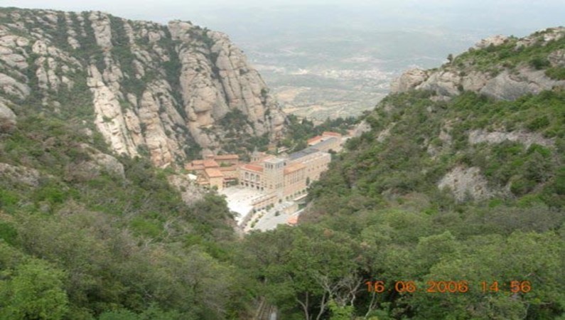 Вид с вершины на монастырь