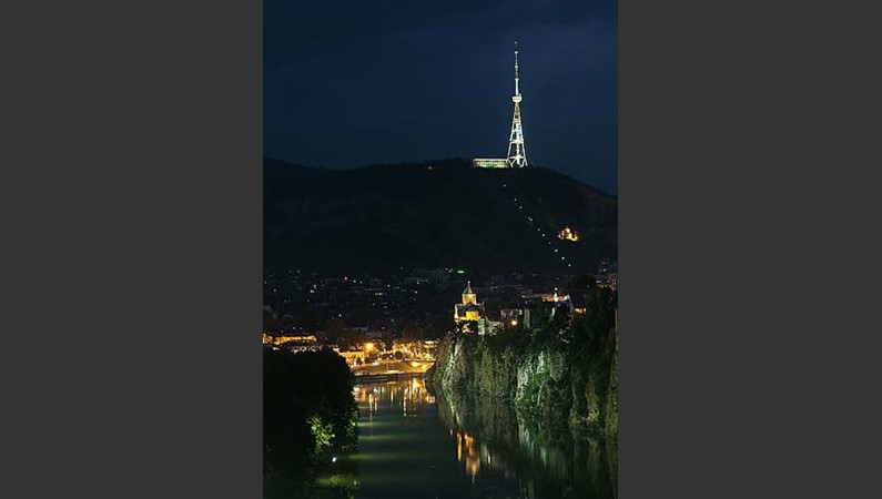 Ночной Тбилиси - вид реку Куру и ТВ вышку.