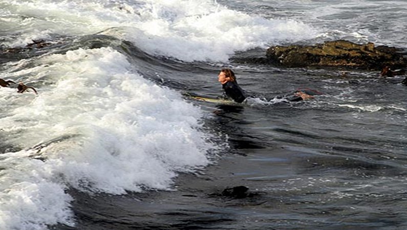 Нв пляжах самого Кейптауна серфингом заниматься небезопасно - слишком много скал.