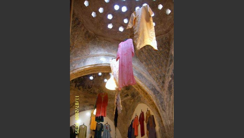 Шелковые платья в старом хамаме в Анталии