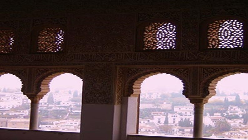 S arabskogo dworta Alhambra otrywaetsya wid na stayu chast goroda - arabskiy kwartal Albazyn