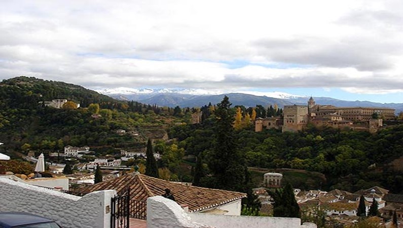 Wid na Alhambra so smotrowoy plochadki (Mirador) de San Nicolas, w Albazyne.