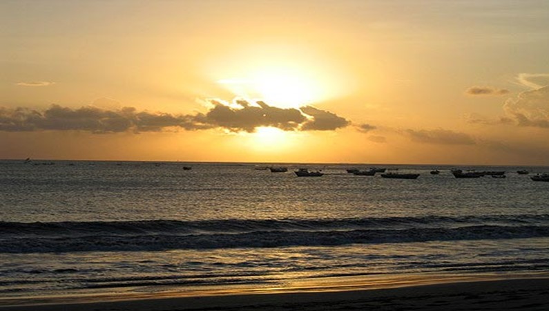 Закат солнца на Джимбаране. Видно, как садится самолет, в котором Вы прилетели на Бали.