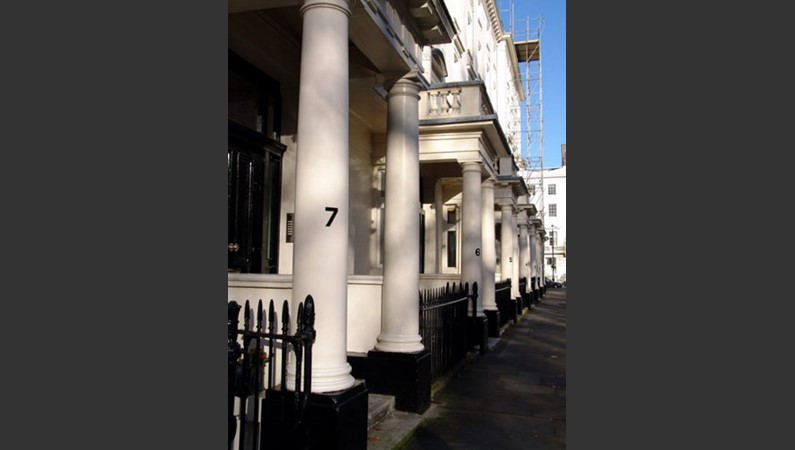 «Типовая застройка» лондонского квартала - даже номера домов выведены как будто под линейку