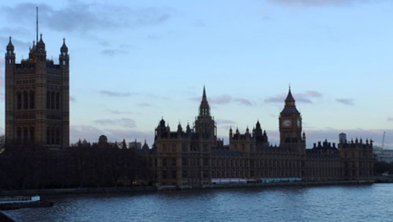 В Лондоне вечереет. Вид на здание британского Парламента со стороны Темзы.