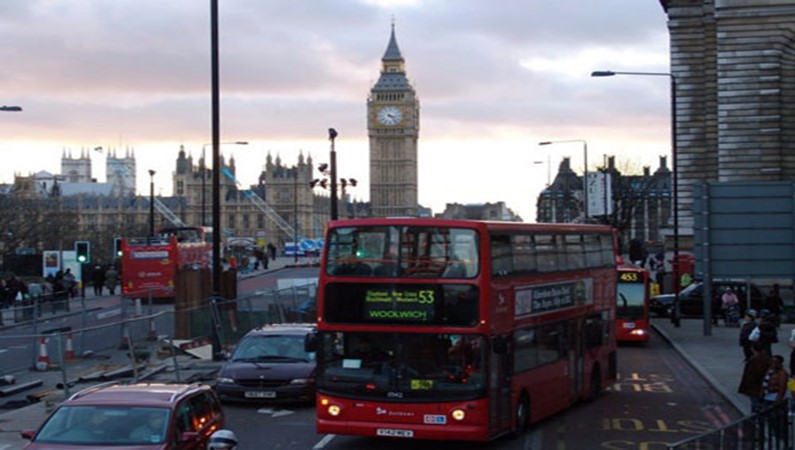 В центре Лондона всегда оживленно. Два символа города - даблдеккер и Big Ben.