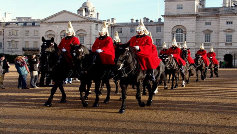 Выезд Королевской конной гвардии - зрелище, каждый день привлекающее массы туристов.